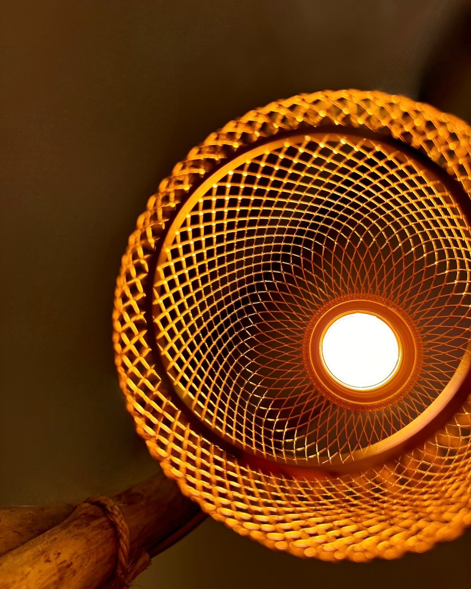 lampada di legno fatta a mano 